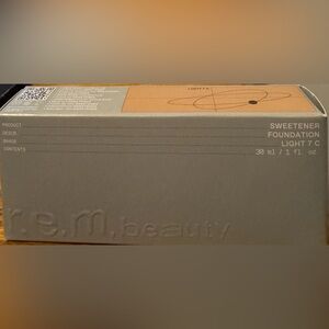 r.e.m. beauty Sweetener Foundation Shade Light 7 C